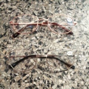 แว่นสายตายาว​ มีขนาดยาว50ถึงเบอร์300  มีสี​ ดำ​ ทอง​  เงิน