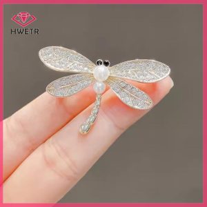 Hwetr ใหม่ เข็มกลัดคริสตัล ไข่มุก พลอยเทียม รูปแมลงปอ สไตล์วินเทจ แวววาว เครื่องประดับ สําหรับผู้หญิง