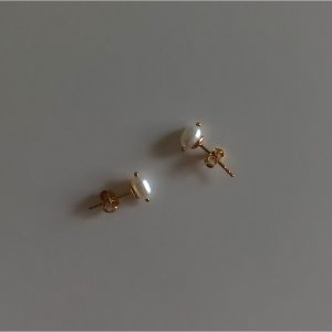 grumpy, oval pearl stud (ราคาต่อชิ้น/price per piece)