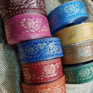 ริบบิ้น ลายดอกไม้ กว้างประมาณ1.5 นิ้ว ยาว 15 เมตร