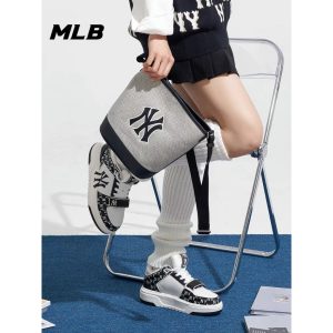 MLBคุณภาพสูงสไตล์ใหม่กระเป๋าสะพายข้างสำหรับผู้ชายและผู้หญิง Retro Bucket BAG กระเป๋าลำลองแนวทแยง