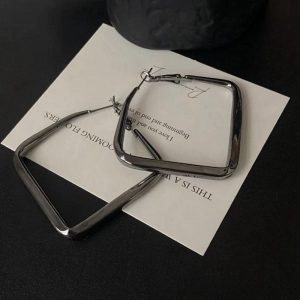 2024 ปืนสีดําสแควร์ขนาดใหญ่ต่างหูแฟชั่นที่พูดเกินจริง