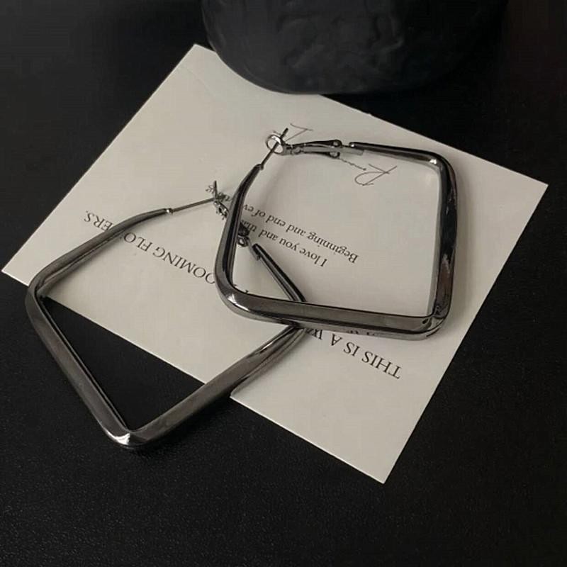 2024 ปืนสีดําสแควร์ขนาดใหญ่ต่างหูแฟชั่นที่พูดเกินจริง