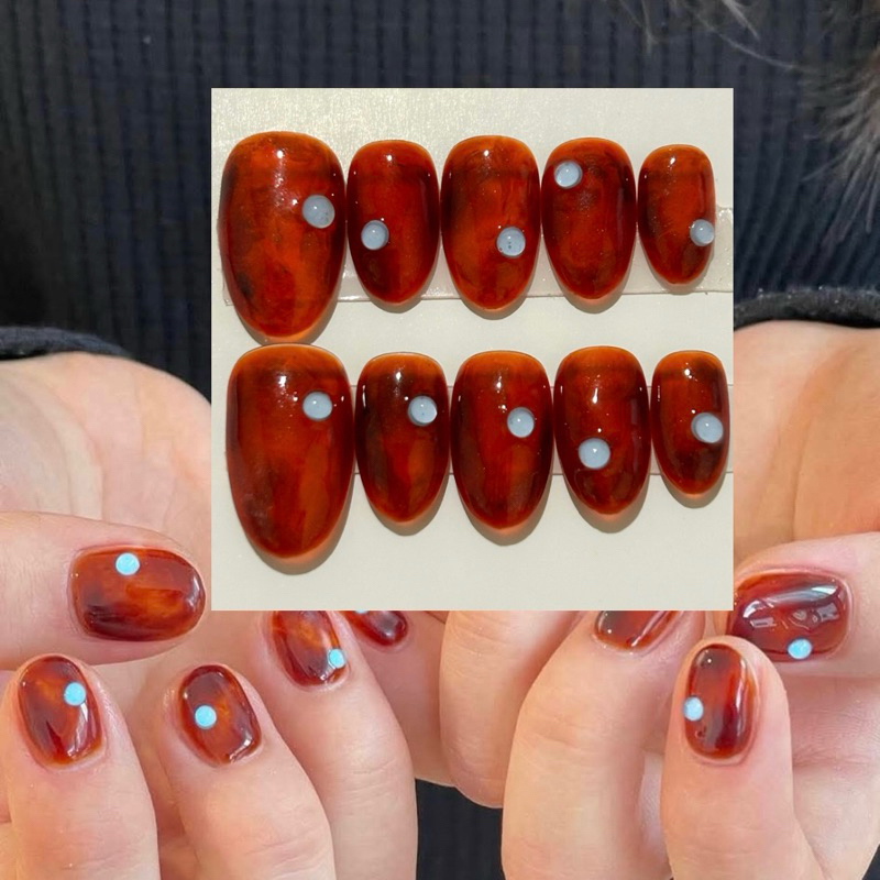 New !!! เล็บปลอมเจลลายหินอ่อนสีน้ำตาลไซรัป เพ้นท์จุดสีฟ้านูน   ขับผิว ดูมือขาว