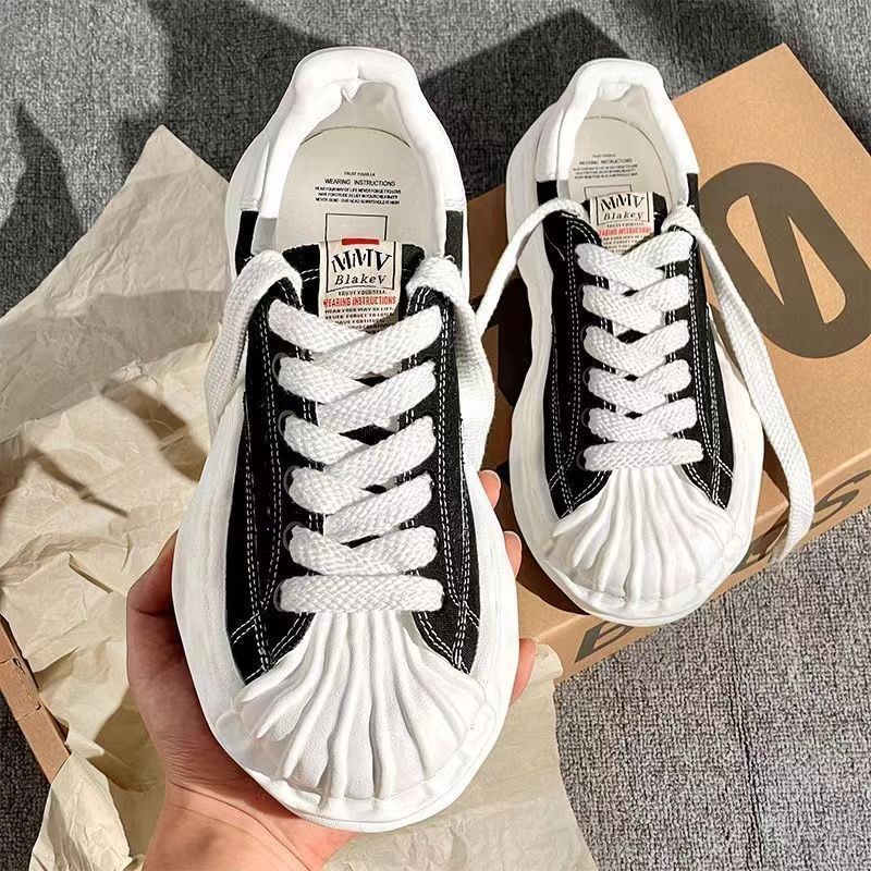 คุณภาพสูง Mihara Kangyu รองเท้าละลายหัวเปลือกหอยรองเท้าผ้าใบฤดูร้อนใหม่อินเทรนด์รองเท้าผู้ชายแมทช์ลุคง่าย knpp