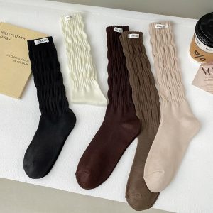 ถุงเท้าผู้หญิงสไตล์ย้อนยุคความยาวปานกลาง ถุงเท้าผ้าฝ้ายสีพื้นสไตล์วิทยาลัย สวมใส่สบายและอเนกประสงค์