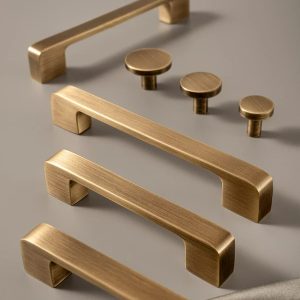 มือจับทองเหลืองสีบรอนซ์สำหรับเฟอร์นิเจอร์ตู้เสื้อผ้าประตูลิ้นชักลูกบิดตู้ครัวดึงโมเดิร์นมินิมอลโบราณตู้ด้ามยาว