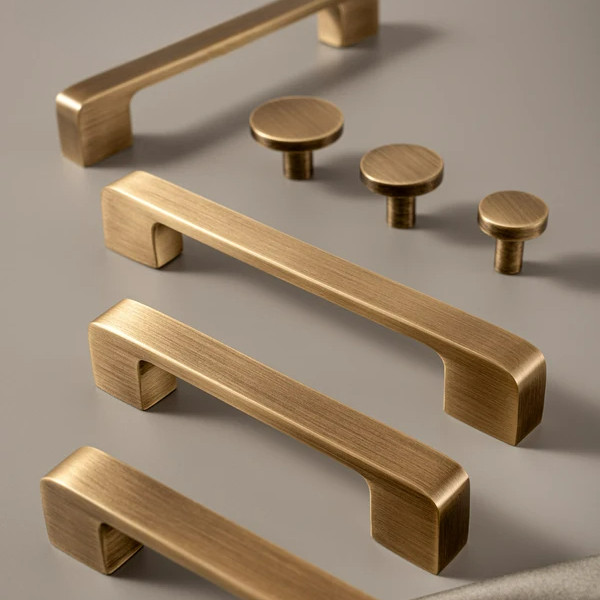 มือจับทองเหลืองสีบรอนซ์สำหรับเฟอร์นิเจอร์ตู้เสื้อผ้าประตูลิ้นชักลูกบิดตู้ครัวดึงโมเดิร์นมินิมอลโบราณตู้ด้ามยาว