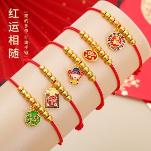 ทรายทองอุปกรณ์เสริมสร้อยข้อมือสตริงสีแดงเคลือบที่มีสีสันเล็กๆน้อยๆเทพเจ้าแห่งความมั่งคั่งถุงโชคดีสีแดงมือสตริงมังกรเรือเทศกาลของขวัญโอนเงินสตริงมือสีแด