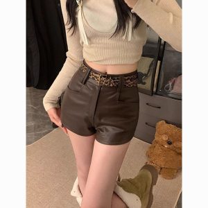 กางเกงหนังแฟชั่นแนววินเทจกางเกงขาสั้นหนัง PU สำหรับผู้หญิงกางเกงลำลองทรงเอเอวสูงใส่แล้วดูผอมแบบใหม่ฤดูใบไม้ร่วงและฤดูหนาว