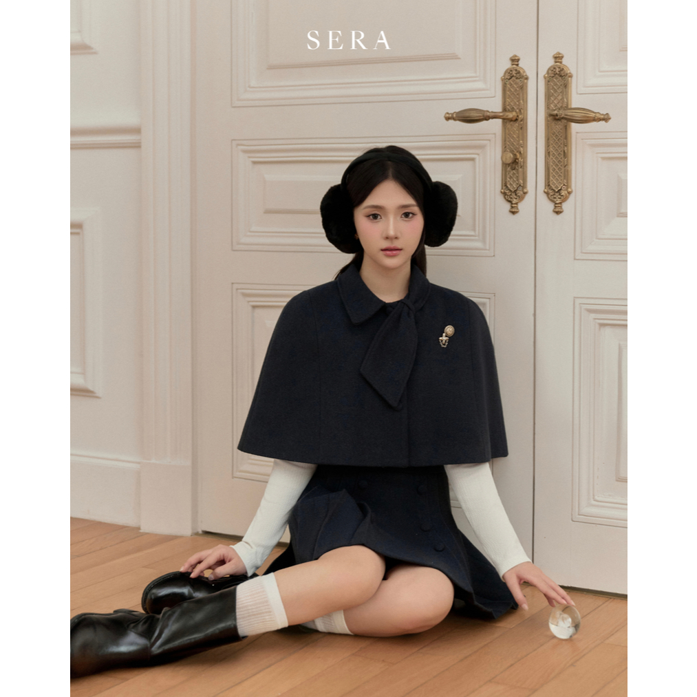 เซร่า – เซ็ตเสื้อเบลาส์คอปกทรงกระบอกและกระโปรงอัดพลีทสีน้ําเงินชาโคล อลิตา