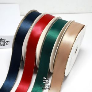 1 ม้วน【50 หลา】* ริบบิ้นซาตินขอบทอง 2.5 ซม. “Golden Edge” – เรียบหรู ดูอบอุ่น สไตล์มินิมอล ผูกของขวัญ ผูกผม[RBR-0064]