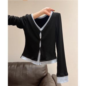 เสื้อคอวี Slim Fit มีการเย็บสีตัดกันสไตล์ทันสมัย