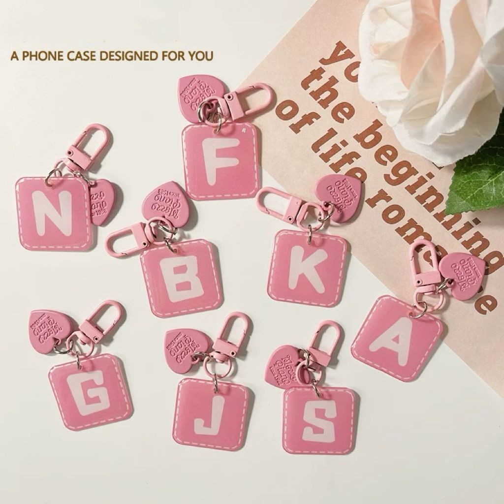 พวงกุญแจตัวอักษรภาษาอังกฤษ 26 ตัว อะคริลิครูปหัวใจสีชมพู พวงกุญแจห้อยกระเป๋า พวงกุญแจแขวนโทรศัพท์