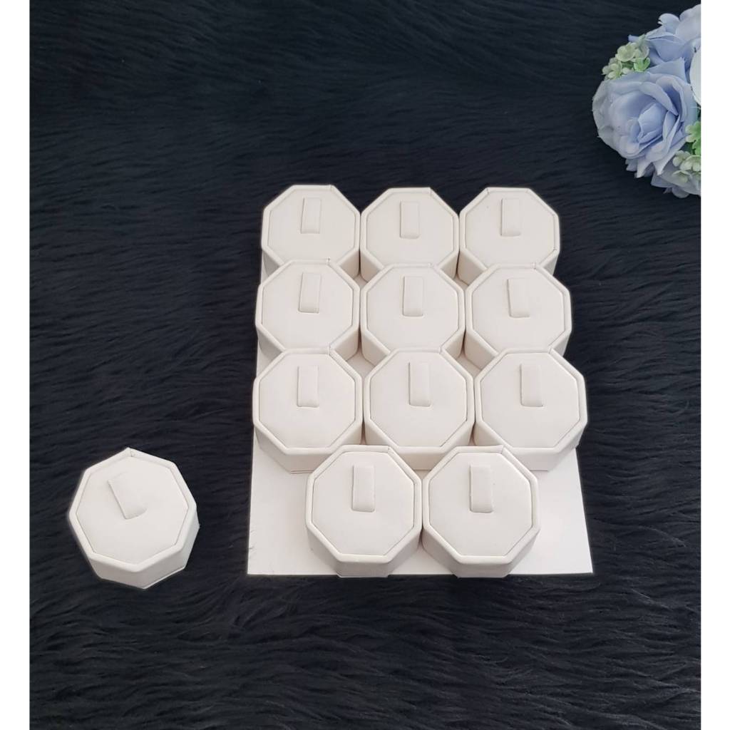 แท่นโชว์แหวน แปดเหลี่ยม หนังPU สีออฟไวท์