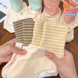 ถุงเท้าพื้นกันลื่นไนลอน ระบายอากาศได้ดีและควบคุมความชื้น พร้อมลายแบบท่อกลางสำหรับใช้ในบ้าน มีให้เลือก 4 สี ในแพ็กเกจ 1/2/4 คู่