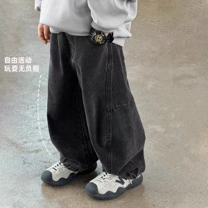 สินค้าใหม่พร้อมสต็อกชายกางเกงยีนส์สีดําฤดูใบไม้ผลิฤดูใบไม้ร่วงเด็กกางเกงหลวมหล่อกางเกงลําลองเด็กชายอินเทรนด์สไตล์20251104