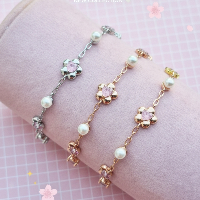 สร้อยข้อมือ Blossom Grace ดอกไม้ประดับมุก ฟรีไซส์ | ลุคคุณหนู สไตล์เกาหลี