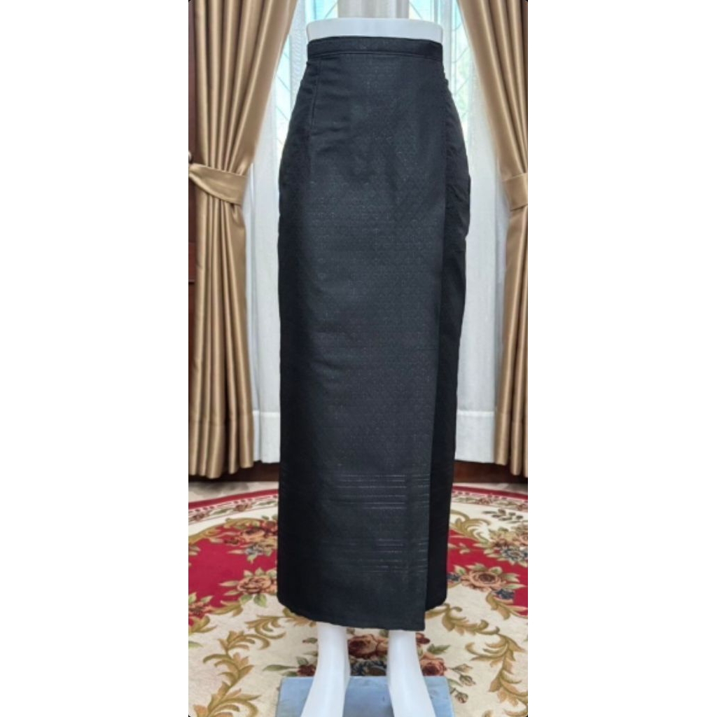 ผ้าถุงดำตัดสำเร็จผ้าทอยกดอกอัดกาว  ป้ายซ้ายซิปหลัง สีดำ#ผ้าถุงสีดำ#ผ้าสำเร็จดำ