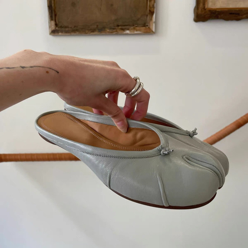 รองเท้าแตะหนังแกะแท้ สำหรับสวมใส่ภายนอก มีการแยกนิ้วเท้า ออกแบบมาเพื่อความสะดวกและสไตล์ทันสมัย