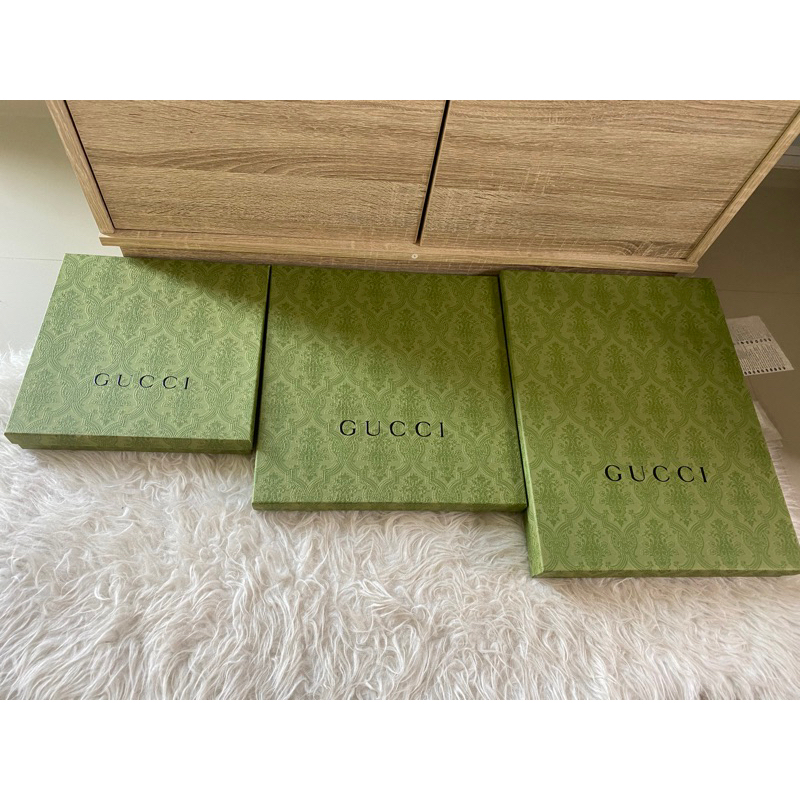 กล่องใส่เสื้อGucci แท้ 100 % ใส่เสื้อ ผ้าพันคอ กางเกง