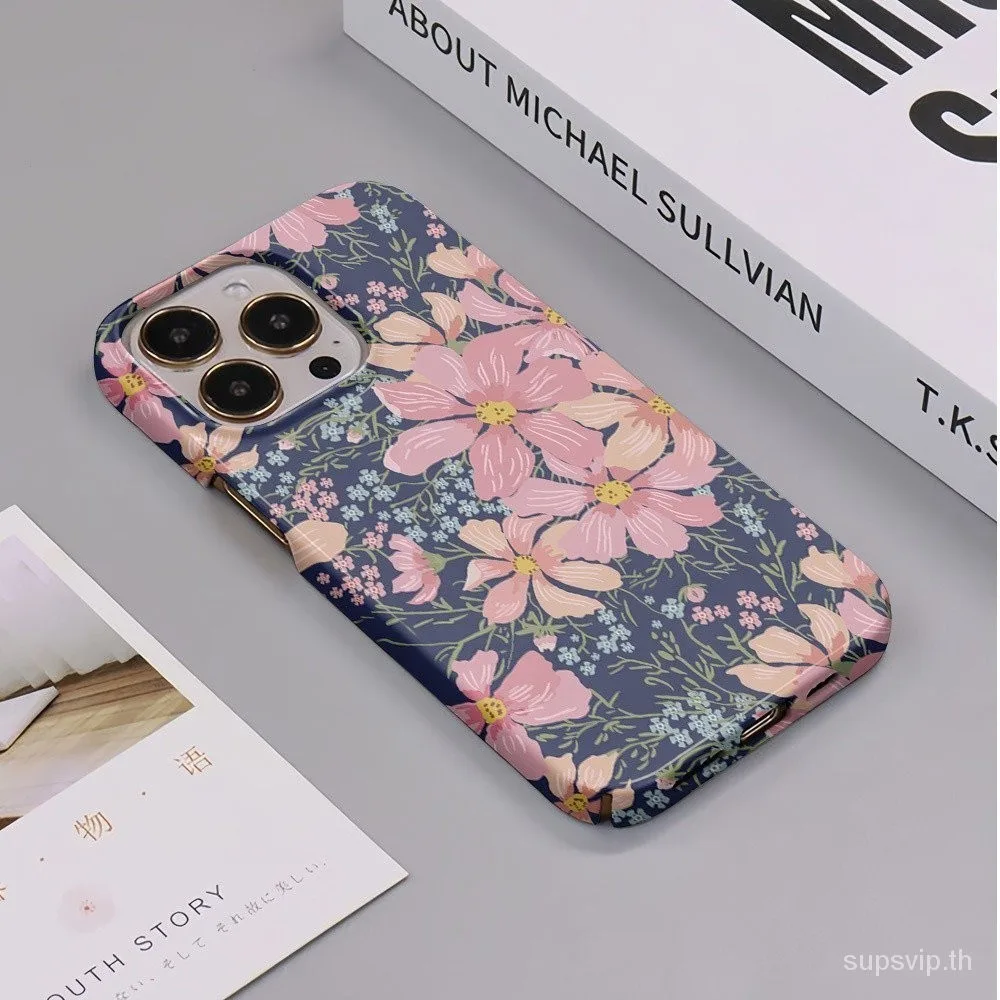 พื้นหลังสีน้ําเงินเข้มดอกไม้สีชมพูรูปแบบป้องกันกรณีเหมาะสําหรับ iPhone 11 13Pro 7/8Plus 11ProMax 11Pro 13 14ProMax 15Pro XR 12 Matte เคสโทรศัพท์ 15Plus ซิลิโคนกันกระแทก Hard Case 14Pro 15 Anti-drop 12ProMax