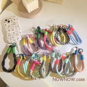 เหมาะสําหรับโทรศัพท์มือถือทุกรุ่น สีสันหูฟังคีย์กระเป๋าเป้สะพายหลังเชือกเส้นเล็กสายรัดข้อมือสีลูกกวาดสาวเชือกเส้นเล็กสีชมพู